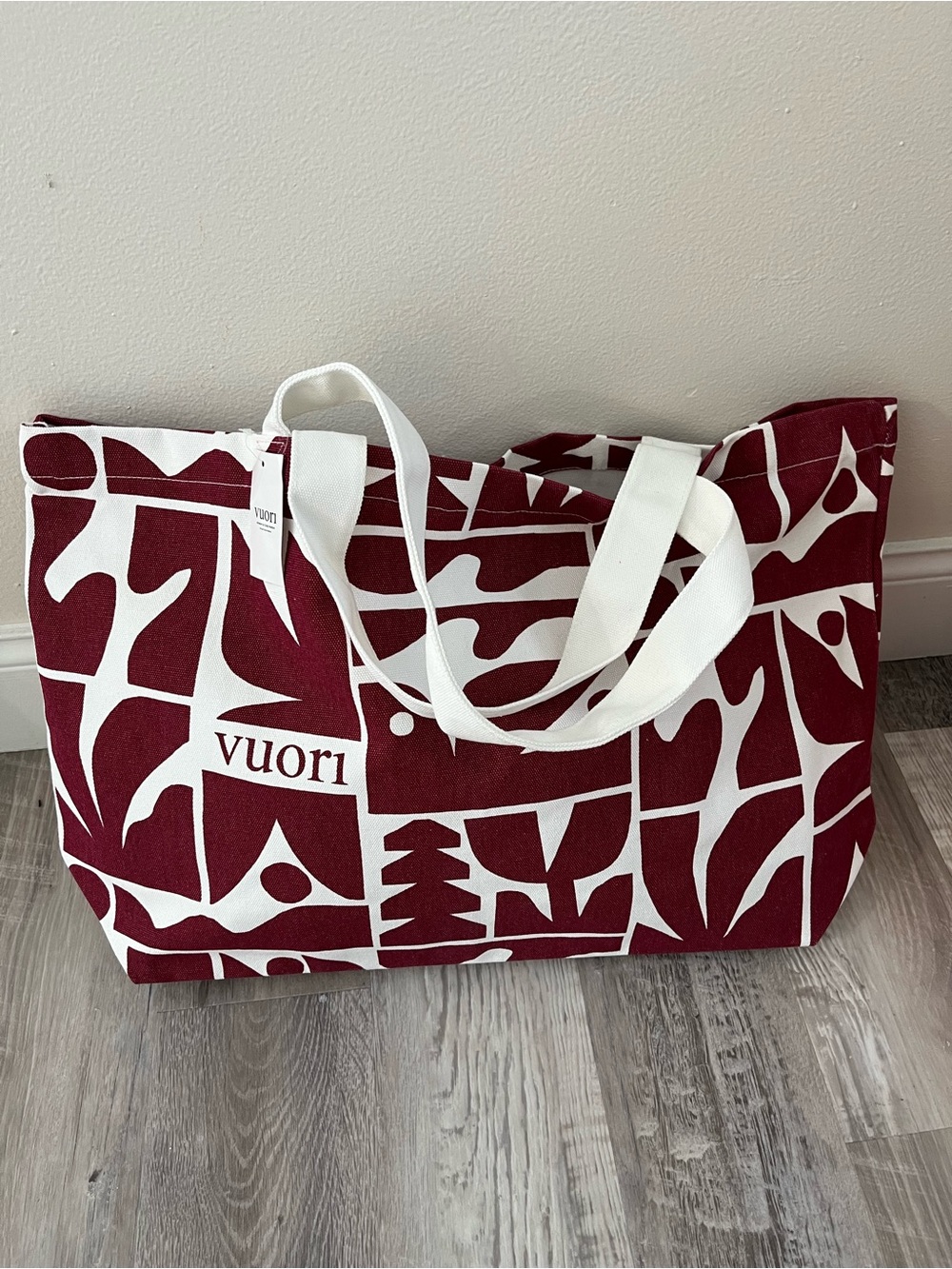 NWT Vuori Burgundy & White Graphic Tote